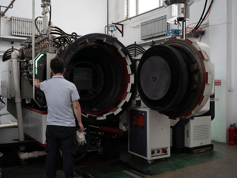 Sintering furnace for powder metallurgy